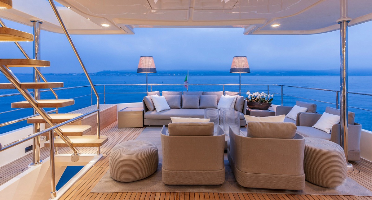 Аренда мегаяхты Ferretti Yachts - YVONNE во Франции - чилаут на корме